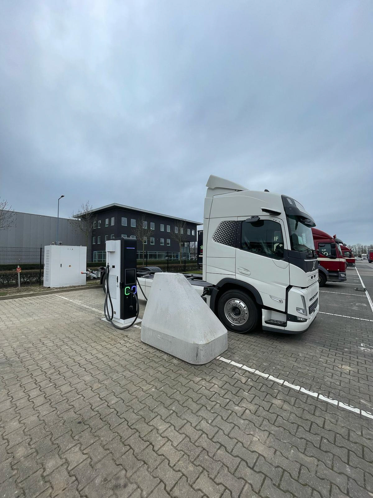 Vrachtwagen laadpaal