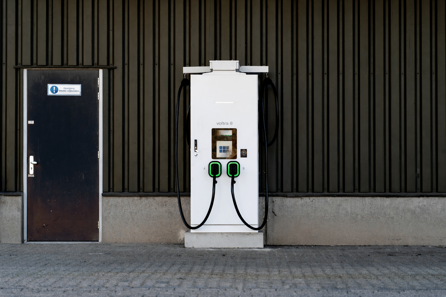Laadstation bij industriële deur
